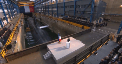 Copertina di Macron e l’inno francese (a cappella) nella base dei sottomarini atomici – Video