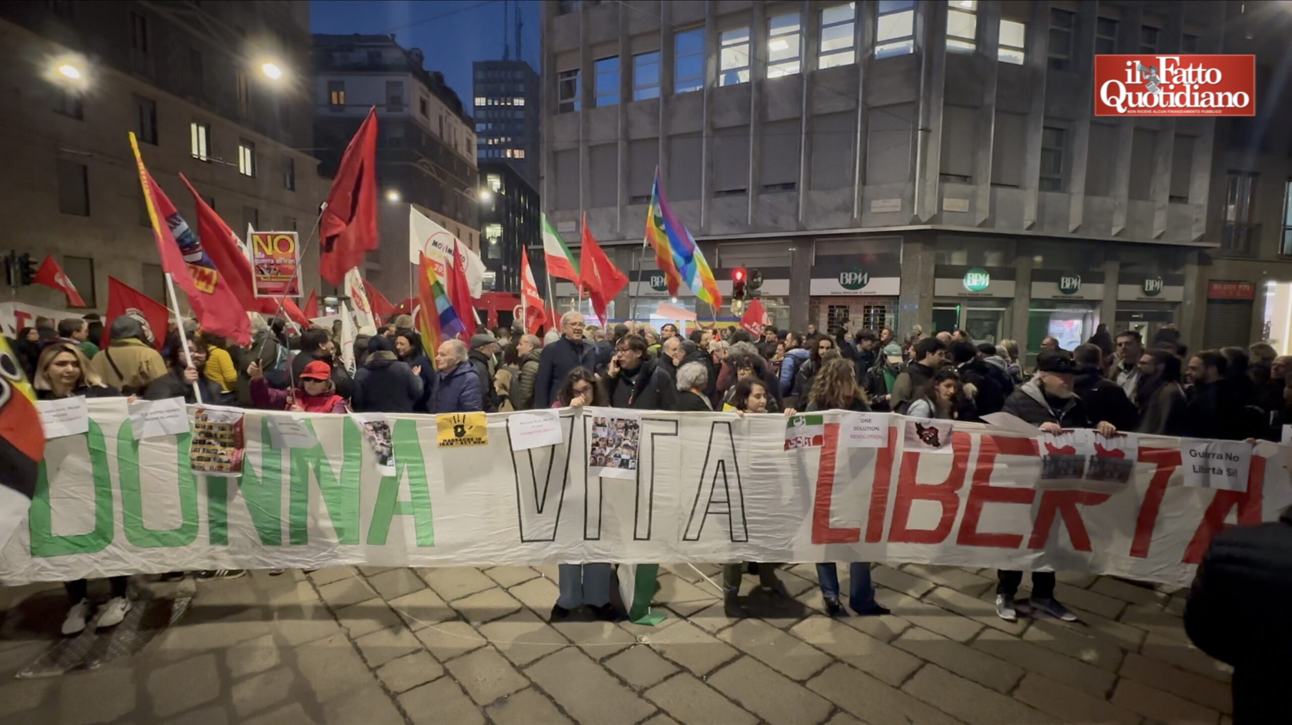 milano presidio no war al consolato usa khamenei criminale ma libert224 non arriva con i missili lite tra i manifestanti