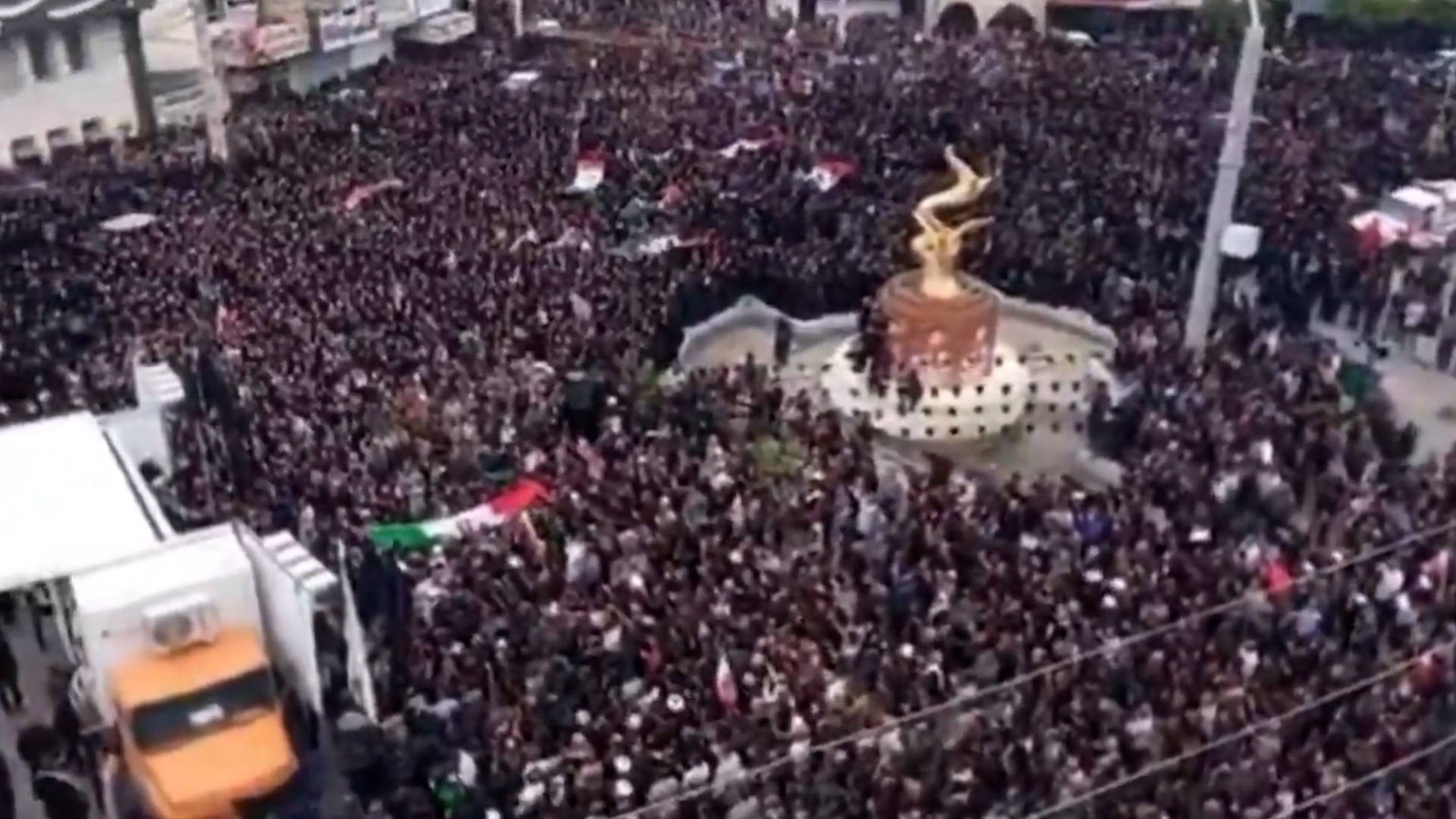 iran folla ai funerali delle 165 bambine della scuola di minab uccise da un raid da Ilfattoquotidiano.it iran folla ai funerali delle 165 bambine della scuola di minab uccise da un raid