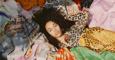 Copertina di Armadio pieno ma “niente da mettere”? La psicologia spiega il perché dello shopping compulsivo