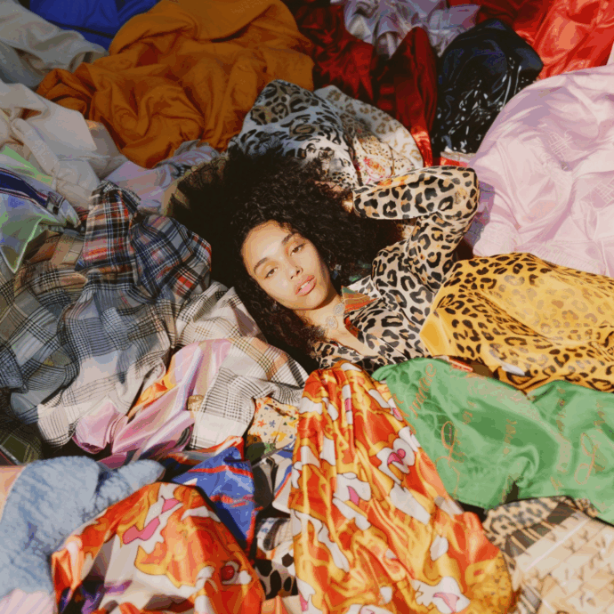 Perché non abbiamo mai “niente da mettere” (anche se l’armadio esplode): la psicologia dietro lo shopping compulsivo