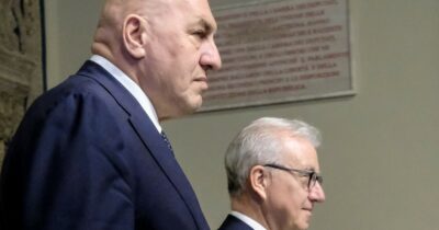 Copertina di Nel caso Crosetto-a-Dubai c’è un bell’elefante nella stanza: Alfredo Mantovano