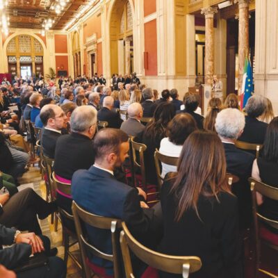 Copertina di A.A.A.  lucidatori di lampadari e parquet cercansi alla Camera