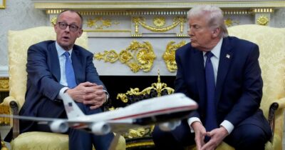 Copertina di Attacco all’Iran, Trump loda Merz e avverte Madrid: “No basi? Basta business con noi”