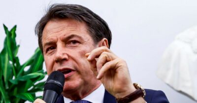 Copertina di Conte ridisegna i 5 Stelle: nuovi coordinatori  e punti di ascolto