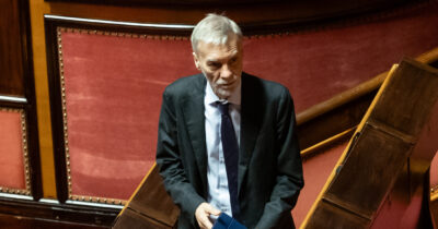 Copertina di Antisemitismo, il Senato approva il ddl. Il Pd si spacca: sei “riformisti” votano Sì contro la linea del gruppo