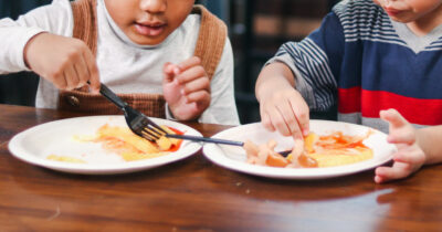 Copertina di Bambini a cena da soli al ristorante per festeggiare il compleanno: l’esperimento (riuscito) di due genitori a New York