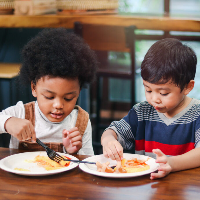 Bambini a cena da soli al ristorante per festeggiare il compleanno: l’esperimento (riuscito) di due genitori a New York