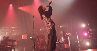 Copertina di Angelina Mango riappare sul palco dopo un lungo silenzio, ma lo fa in punta di piedi: la scaletta e il video