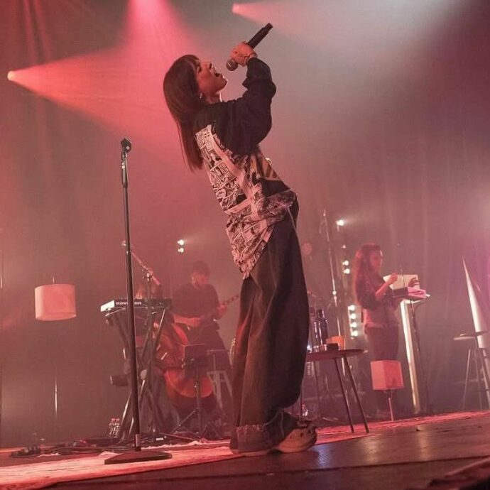 Angelina Mango riappare sul palco dopo un lungo silenzio, ma lo fa in punta di piedi: la scaletta e il video