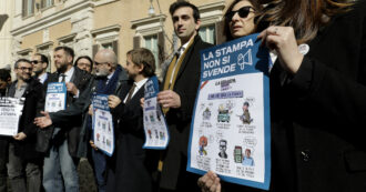 Copertina di John Elkann ha venduto La Stampa al gruppo Sae di Alberto Leonardis