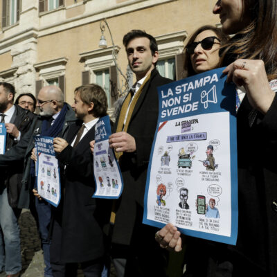 Copertina di John Elkann ha venduto La Stampa al gruppo Sae di Alberto Leonardis