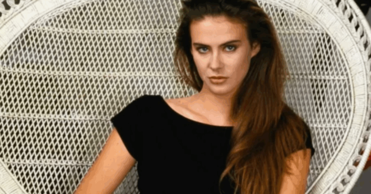 E’ morta Annabel Schofield, la modella e attrice di “Dallas”: “Stroncata a 62 anni dalle complicazioni legate a un tumore”