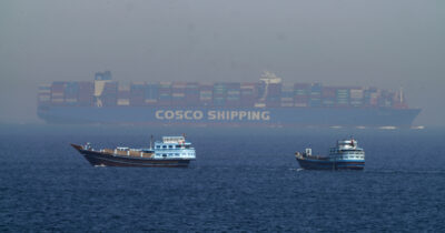 Copertina di Stretto di Hormuz, giù del 90% il traffico delle petroliere. I Pasdaran: “Lo controlliamo noi”