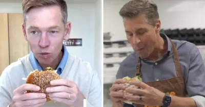 Copertina di Il ceo di McDonald’s assaggia il nuovo panino “mastodontico” ma non sembra gradire, il capo di Burger King fa lo stesso e il video diventa virale: “L’ha asfaltato”
