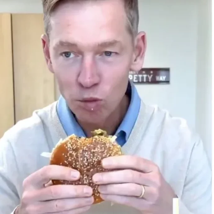 Il ceo di McDonald’s assaggia il nuovo panino “mastodontico” ma non sembra gradire, il capo di Burger King fa lo stesso e il video diventa virale: “L’ha asfaltato”