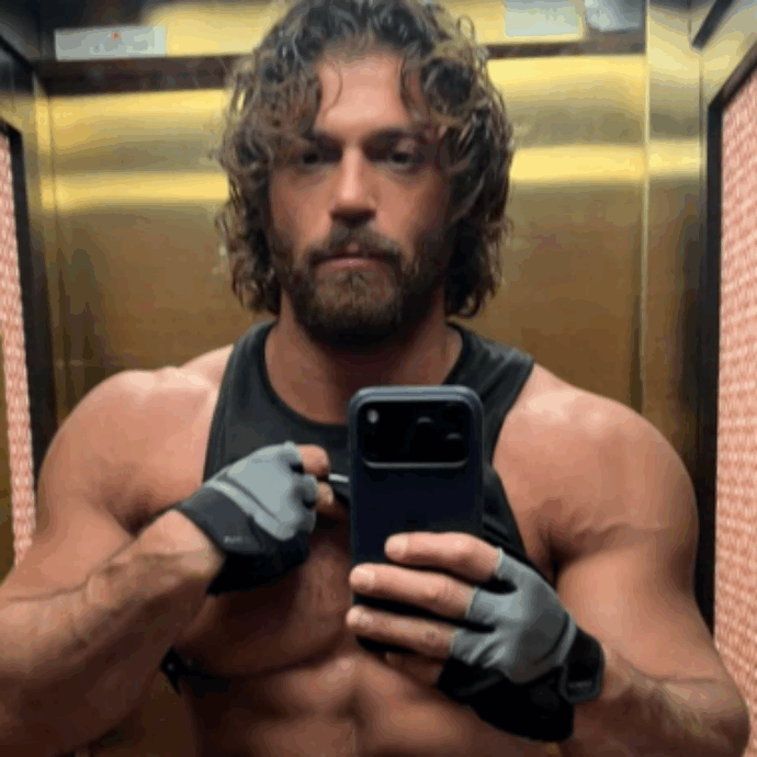 “Uso bombette, faccio delle siringhe, ho le gambe allenate male e bla bla bla? Così commentano dei brutti mezzi ometti invidiosi”: Can Yaman contro i leoni da tastiera