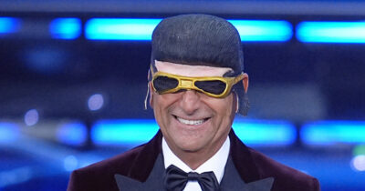 Copertina di “Sono tornato in albergo con la maschera di Tony Pitony, in macchina abbassavo il finestrino e tutti mi salutavano: ‘Ciao Tony!’: il retroscena di Carlo Conti su Sanremo