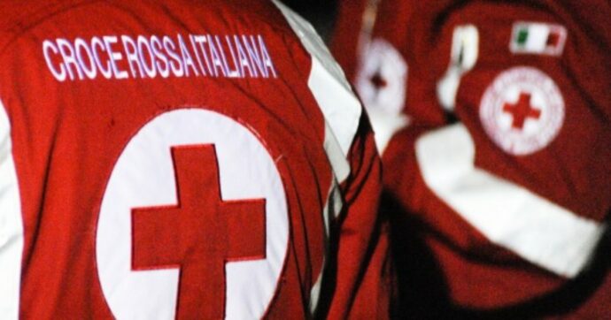 Per gli anziani morti in ambulanza ipotesi riesumazione, il volontario indagato si difende: “Io non c’entro nulla”