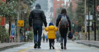 Copertina di Fare figli all’estero è più facile che in Italia: storie di famiglie expat tra welfare efficiente e salari più alti