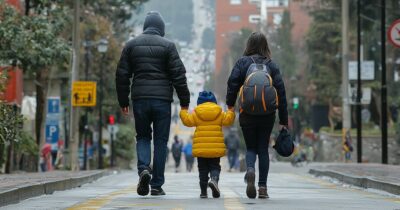 Copertina di Fare figli all’estero è più facile che in Italia: storie di famiglie expat tra welfare efficiente e salari più alti