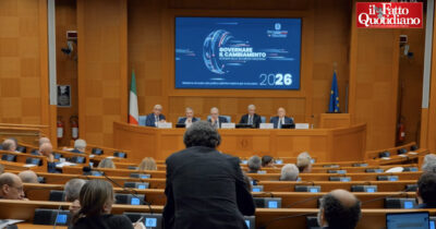 Copertina di “Crosetto a Dubai? Servizi non monitorano viaggi privati dei ministri”. Ma non risponde alla domanda del Fatto sugli “impegni istituzionali” e sull’assenza di informazioni e scorta