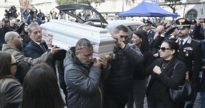 L’addio a Domenico Caliendo nel Duomo di Nola, la madre: “Devono pagare solo quelli che hanno sbagliato”