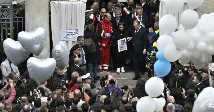 L’addio a Domenico Caliendo, la madre: “Spero che non sia l’ultimo giorno che pensiamo a lui”. La folla canta Guerriero di Mengoni e fa volare i palloncini bianchi