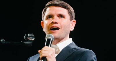 Copertina di James Talarico vince le primarie dem in Texas per il Senato: seminarista, è contro il potere dei miliardari