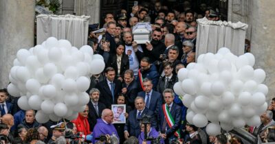 Copertina di Monaldi, l’addio a Domenico tra folla, applausi e Meloni