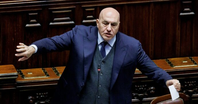 A cena con Crosetto? “No”, “Anzi sì”:  versione doppia del diplomatico