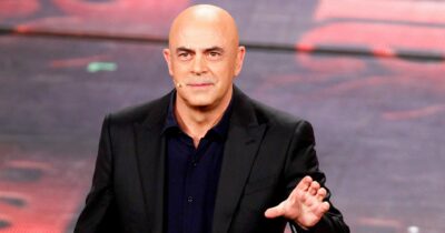 Copertina di Vauro e Crozza nel calderone degli “antisemiti” Primo sì al Ddl