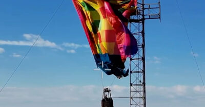 Copertina di Mongolfiera resta impigliata su una antenna alta quasi 300 metri: panico per i passeggeri. Il salvataggio è spettacolare