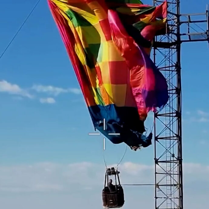 Mongolfiera resta impigliata su una antenna alta quasi 300 metri: panico per i passeggeri. Il salvataggio è spettacolare