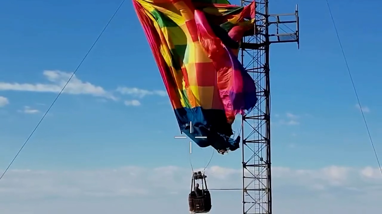 Mongolfiera resta impigliata su una antenna alta quasi 300 metri: panico per i passeggeri. Il salvataggio è spettacolare Mongolfiera resta impigliata su una antenna alta quasi 300 metri: panico per i passeggeri. Il salvataggio è spettacolare