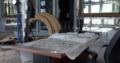 Copertina di Gli attacchi di Israele e Usa danneggiano lo storico palazzo del Golestan a Teheran: preoccupazione per il patrimonio mondiale dell’Unesco