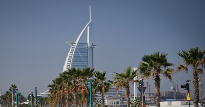 “Nessuna ci dà garanzia per il ritorno”, 563 italiani bloccati a bordo sulla nave Msc ferma nel porto di Dubai