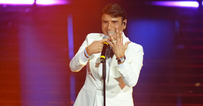 Copertina di Sal Da Vinci denuncia la truffa: vendono l’anello virale di “Per sempre si” con la voce clonata dall’AI