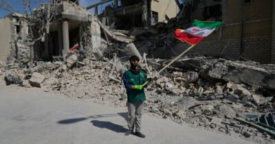 Copertina di Aerei Usa autorizzati a utilizzare basi francesi. Nuovi raid su Teheran, esplosioni in Qatar e Bahrein. Pasdaran: “Colpita petroliera Usa”