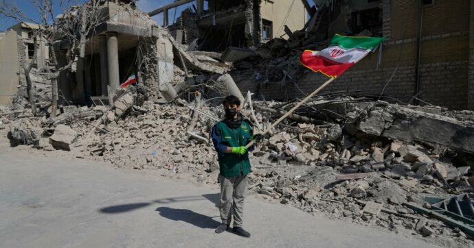 Fortissime esplosioni a Tel Aviv. Aerei Usa autorizzati a utilizzare basi francesi. L’Iran smentisce l’attacco con droni sull’Azerbaigian