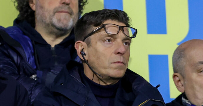 Rocchi aggredito a Carrara: scortato dai carabinieri per fuggire da insulti, urla e banconote sventolate