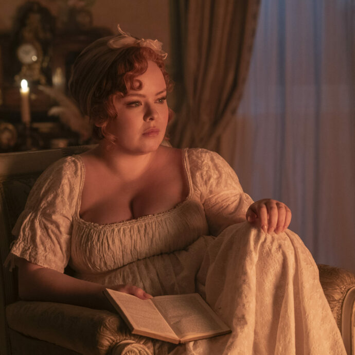 “Faccio incazzare la gente perché non ho alcun interesse per la body-positivity. Amo molto l’aspirapolvere e i purificatori d’aria”: Lady Whistledown di Bridgerton spiazza