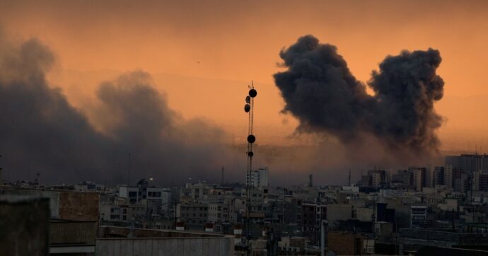 Guerra in Iran: nuovi raid su Teheran. Esplosioni in Qatar e Bahrein. I Pasdaran: “Affondata nave Usa”