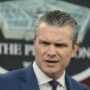 Copertina di Stati Uniti, “abuso di potere e crimini di guerra”: i dem chiedono l’impeachment per Hegseth