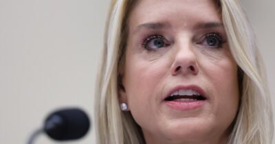 Copertina di Pam Bondi chiamata a testimoniare sugli Epstein Files: cruciale il voto di 5 repubblicani