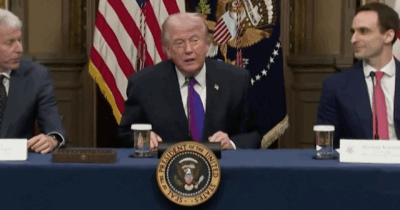 Copertina di Iran, Trump: “Quando i pazzi hanno armi nucleari succedono cose brutte”