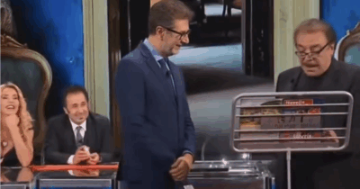 Copertina di Nino Frassica risponde a Valeria Marini con un video: lui fa lo stesso sketch di Sanremo ma a Che Tempo che Fa. Lei non piange ma ride: cosa è successo