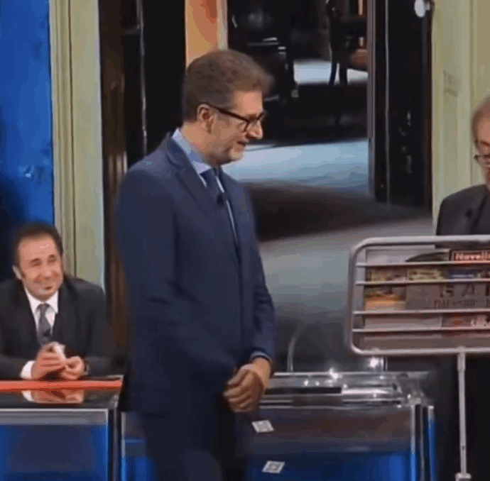 Nino Frassica risponde a Valeria Marini con un video: lui fa lo stesso sketch di Sanremo ma a Che Tempo che Fa. Lei non piange ma ride: cosa è successo