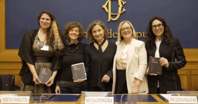 Copertina di Dalle mestruazioni alla contraccezione, presentato il libro “Utero con vista”: “Non si parla abbastanza dell’organo femminile”