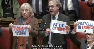 Bonelli show in Aula: "Siete i patrioti di Trump". E mostra la bandiera Usa